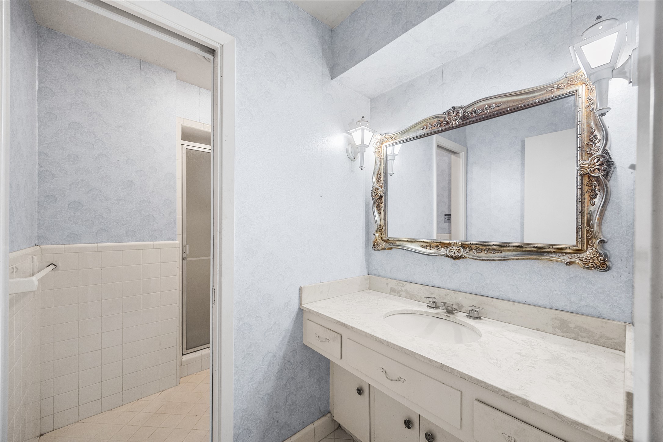 22902 Kobs Road Tomball, TX 77377 - Photo 28 of 47 Main floor full guest bath