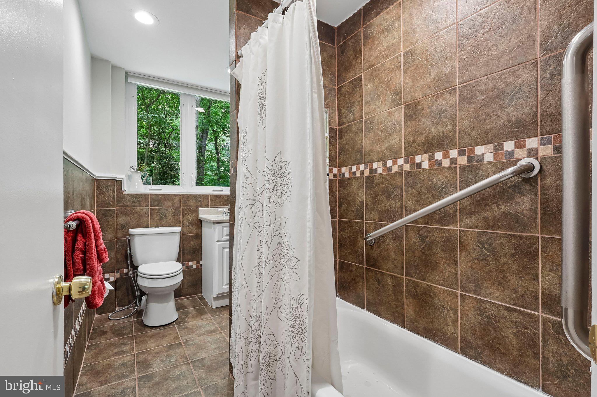939 North Avenue Springfield, PA 19064 - Photo 35 of 49 Full hall bath