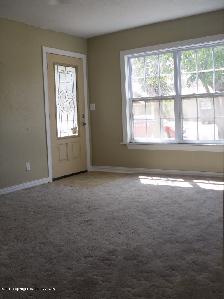 4011 Bowie Street Amarillo, TX 79110 - Photo 3 of 10 Living Room