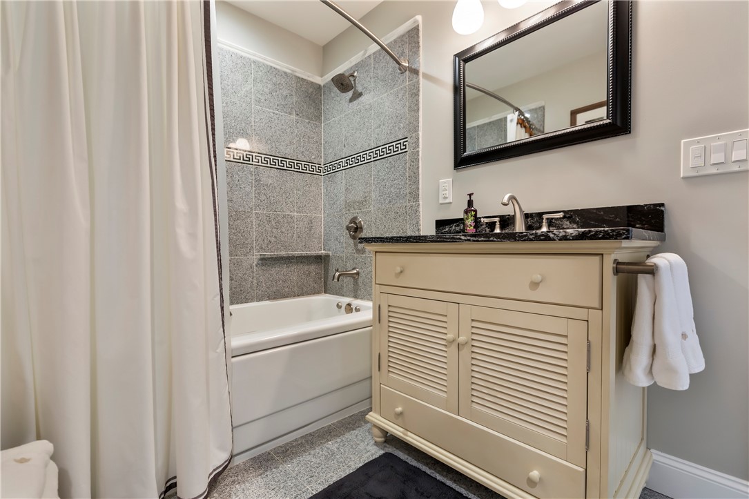 134 White Circle Starr, SC 29684 - Photo 27 of 50 En-Suite Guest Bath w/ Jetted Tub