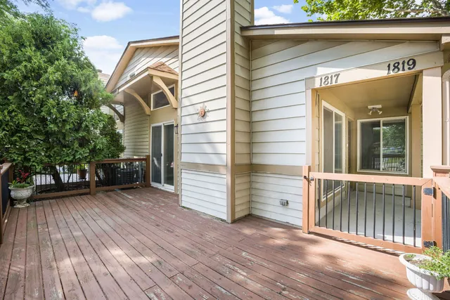 $275,000 | 1817 Appaloosa Drive, Naperville, IL 60565