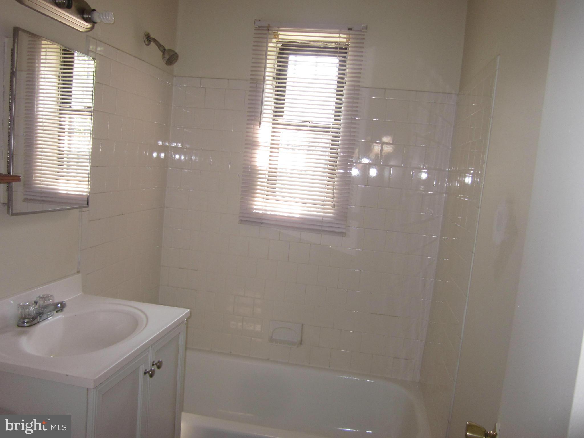 5025 Sheriff Road Northeast Washington, DC 20019 - Photo 2 of 10 Bath