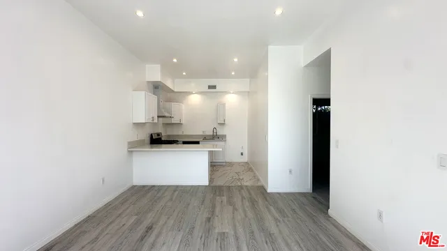 $4,900 | 16023 Wyandotte Street, Lake Balboa, CA 91406