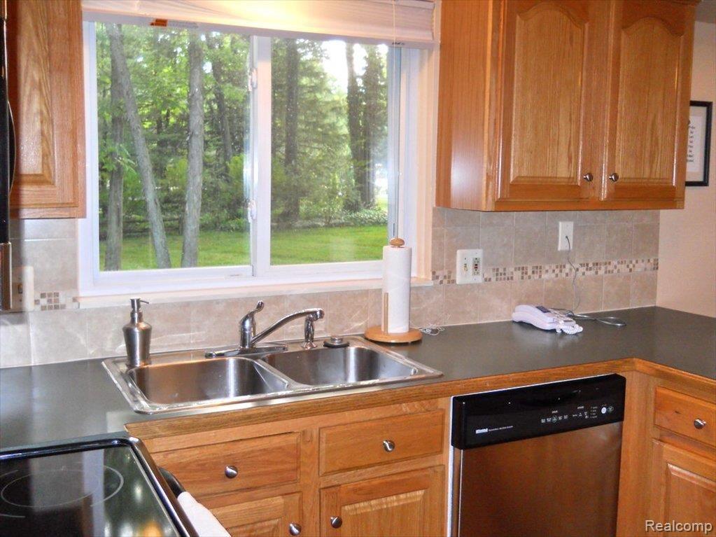 3603 Salem Road Troy, MI 48084 - Photo 8 of 25 Kitchen View Of Yard