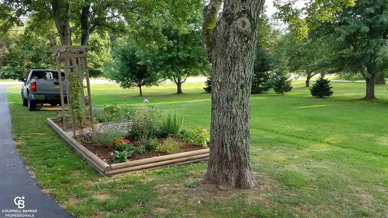 7630 Lapeer Road Avoca, MI 48006 - Photo 20 of 24 This is a view of the side yard.