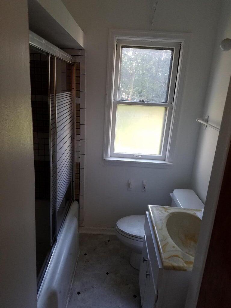 5724 West Carmen Avenue Milwaukee, WI 53218 - Photo 18 of 20 carmenbathroom