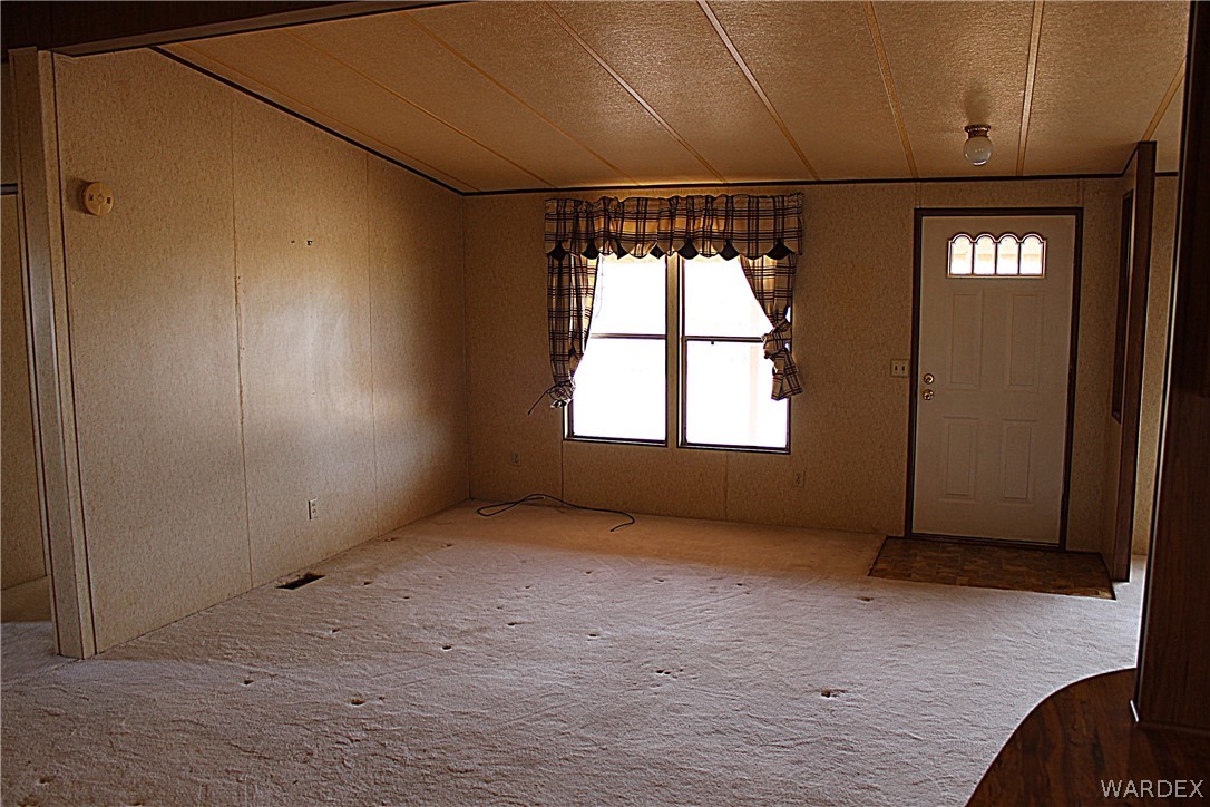 4197 Cordes Road Golden Valley, AZ 86413 - Photo 9 of 51 an empty room with windows