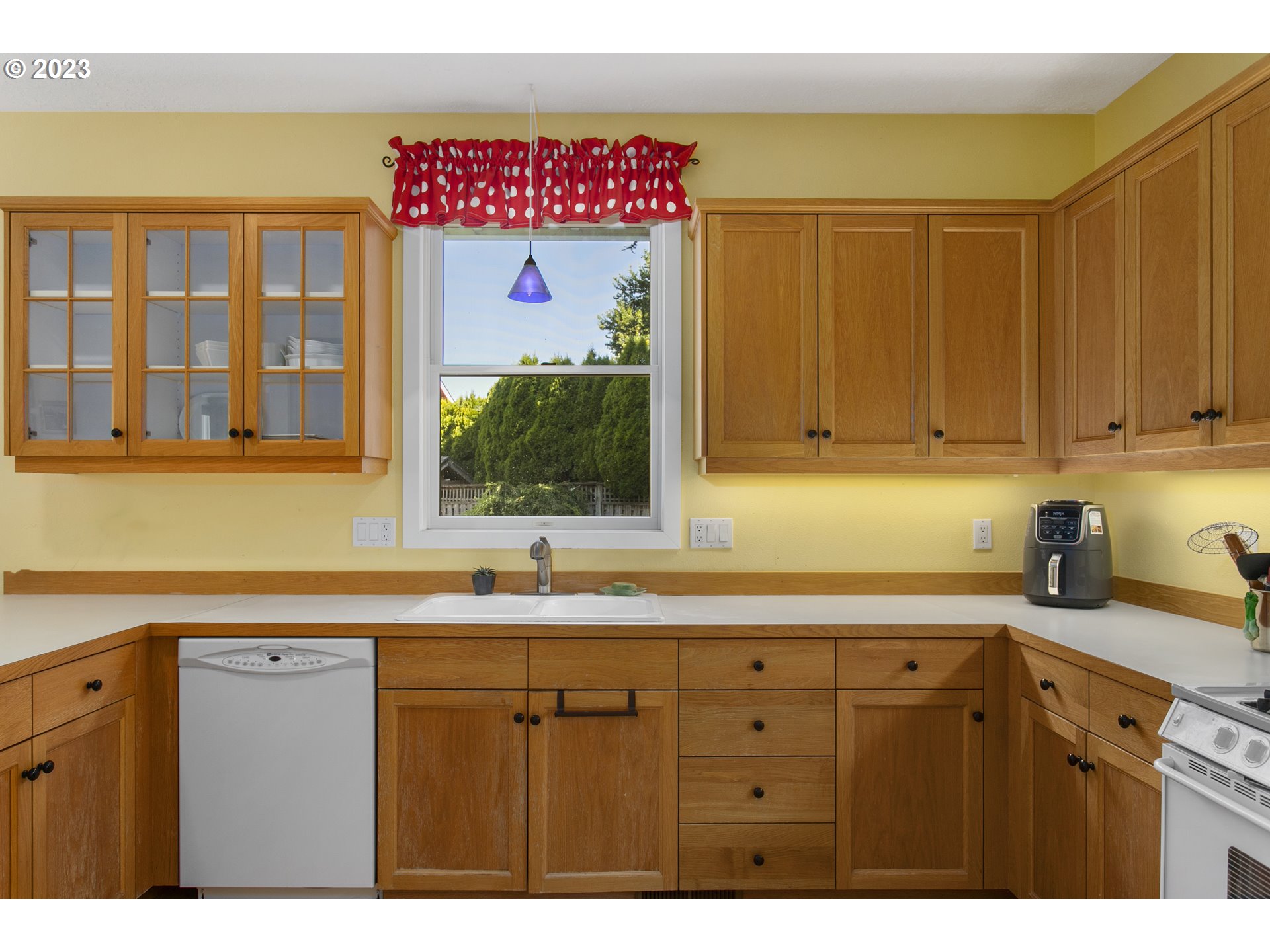 2371 Miller Farm Road Woodburn, OR 97071 - Photo 18 of 33 a kitchen with a sink and cabinets