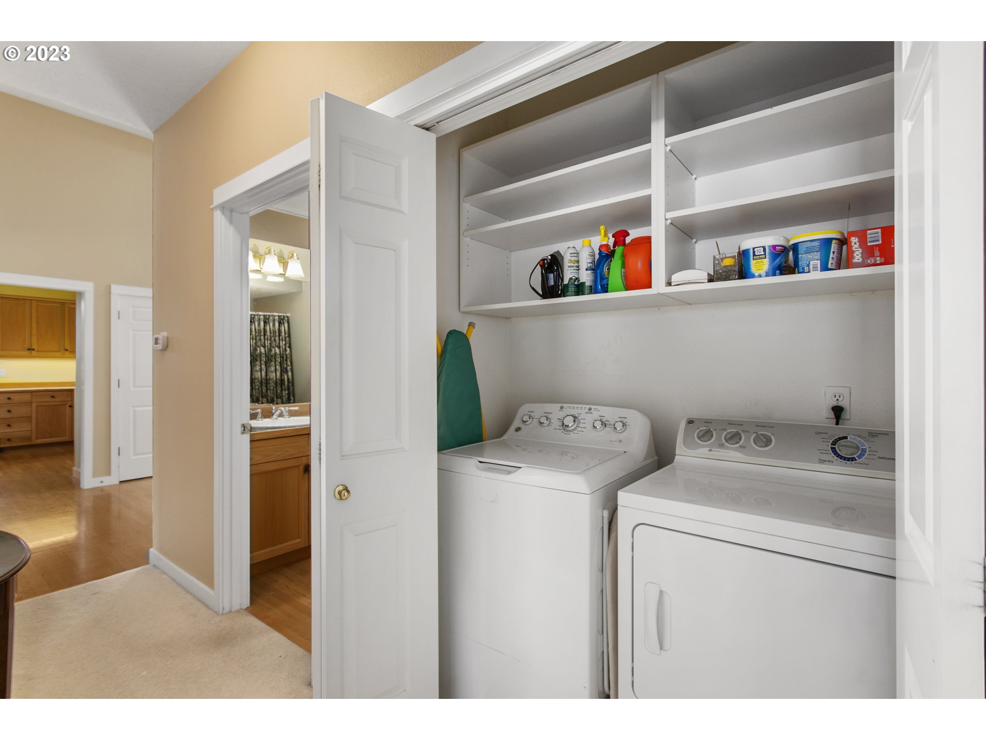 2371 Miller Farm Road Woodburn, OR 97071 - Photo 24 of 33 a utility room with dryer and washer
