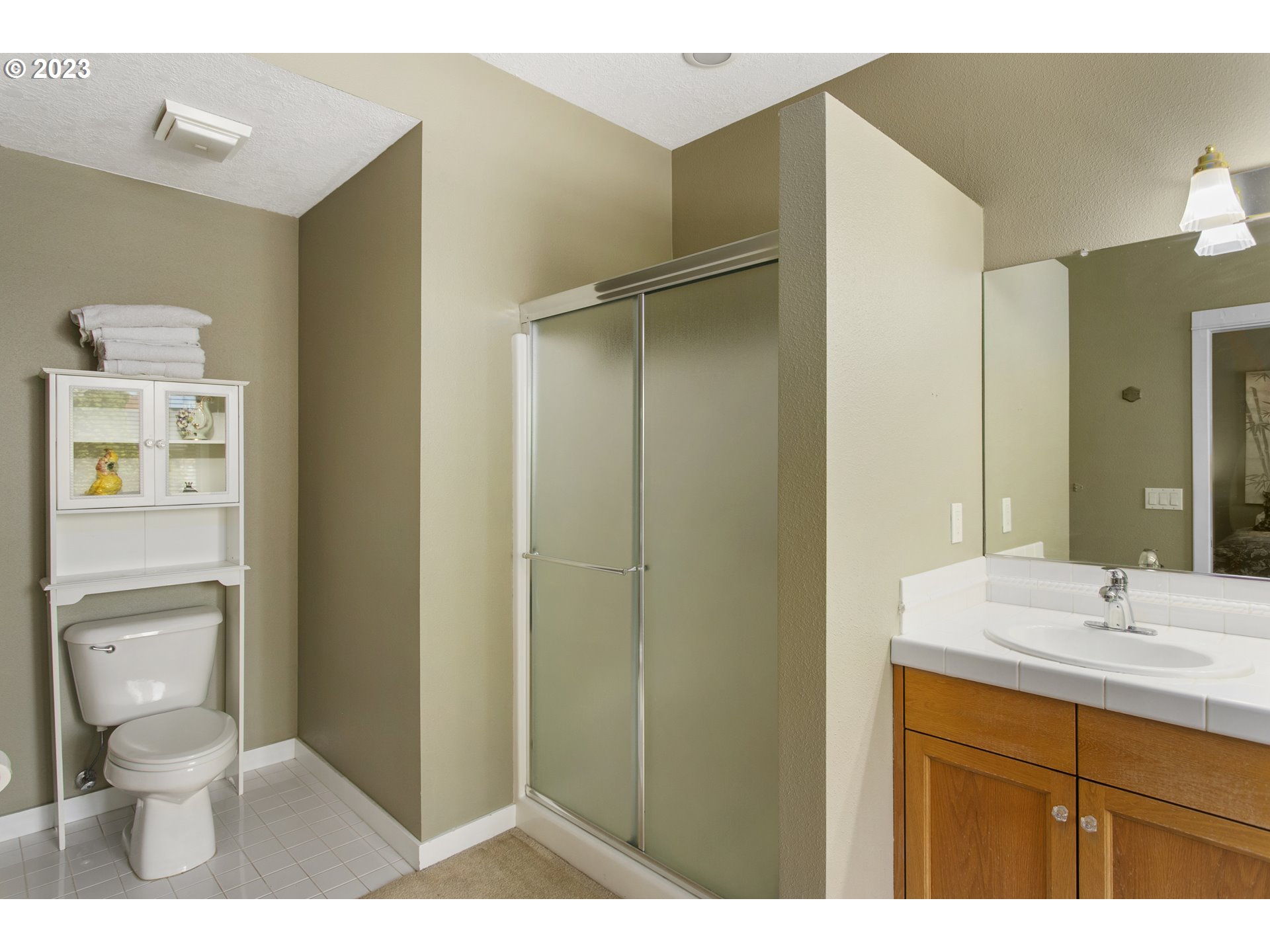 2371 Miller Farm Road Woodburn, OR 97071 - Photo 25 of 33 a bathroom with a toilet a sink and mirror
