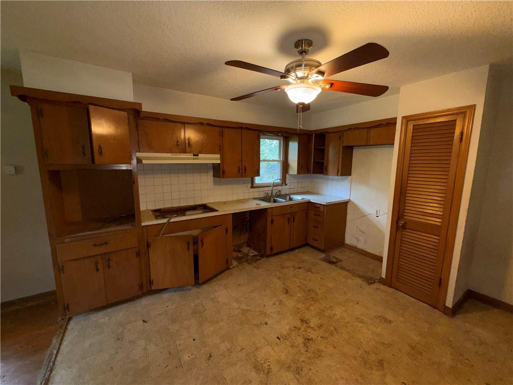 5008 Spring Street Kansas City, MO 64133 - Photo 14 of 36