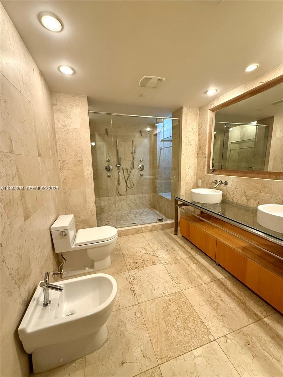 6000 Collins Avenue, Unit 313 Miami Beach, FL 33140 - Photo 2 of 4