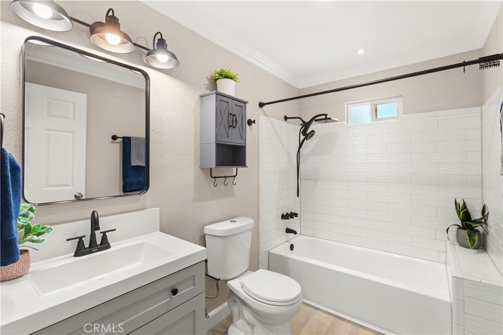 4936 Lower Wyandotte Road Oroville, CA 95966 - Photo 15 of 41 a bathroom with a sink a toilet and a bathtub