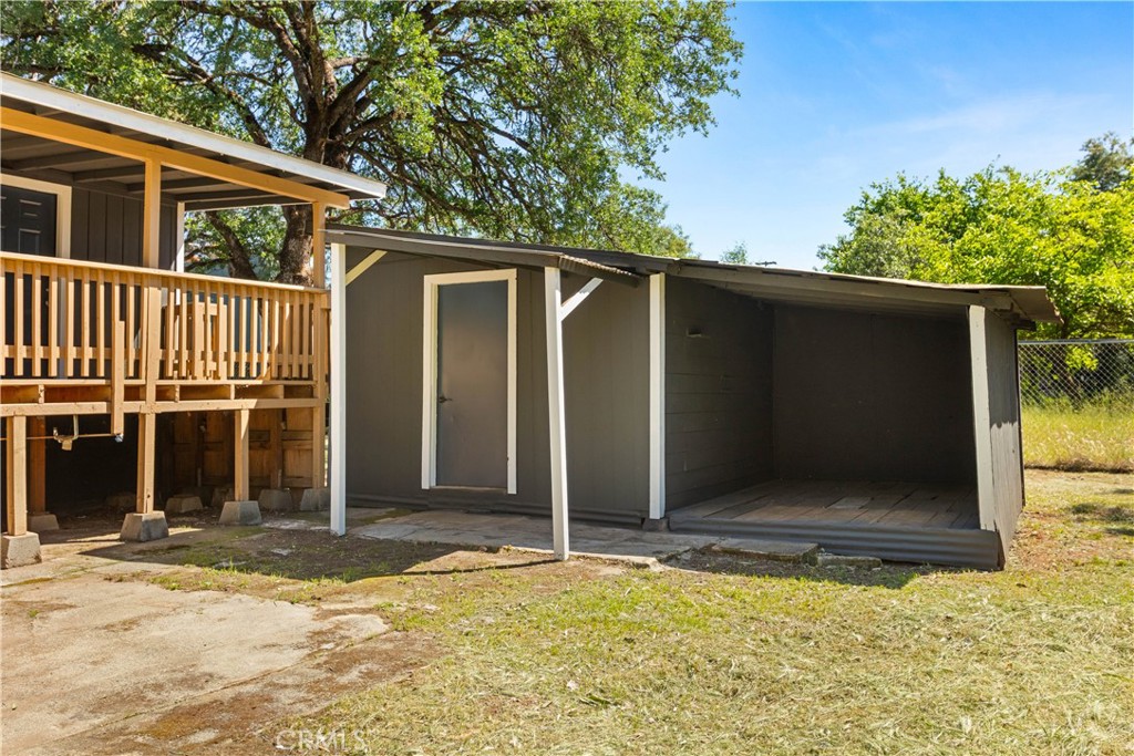 4936 Lower Wyandotte Road Oroville, CA 95966 - Photo 26 of 41 a backyard of a house