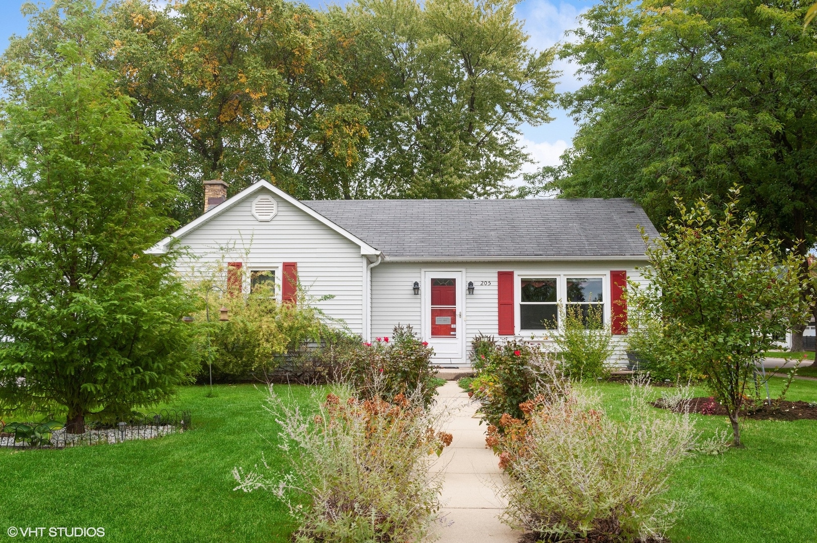205 Wheeling Avenue Wheeling, IL 60090 - Photo 1 of 25 a view of a yard in front of house
