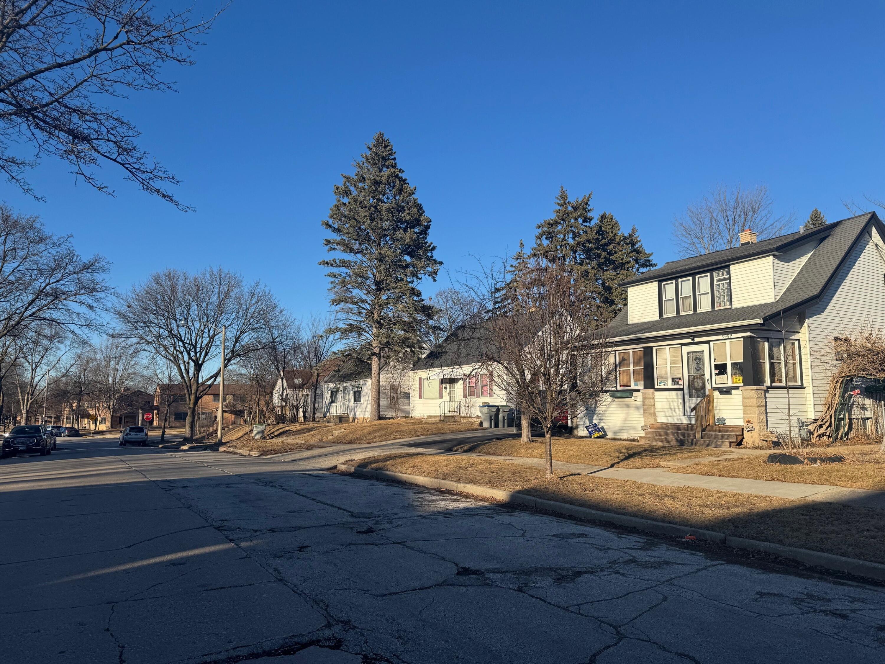5953 North 41st Street Milwaukee, WI 53209 - Photo 2 of 5 5953 N 41st St - 4