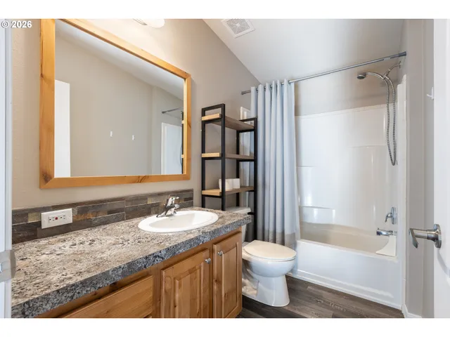 $550,000 | 66017 North Bay Road, North Bend, OR 97459