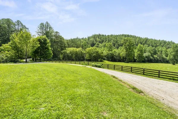 a view of a house with backyard and garden