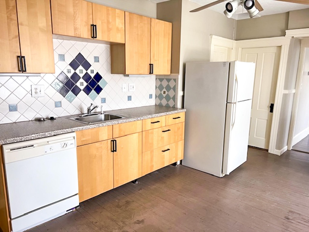 9 Holland Road Worcester, MA 01603 - Photo 6 of 24 Gallery Image 6