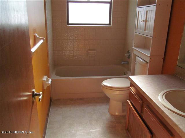 8327 Crosswind Road Jacksonville, FL 32244 - Photo 5 of 10 Bath