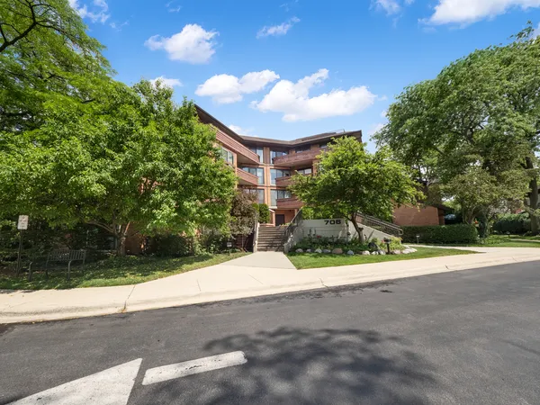 $350,000 | 706 Waukegan Road, Unit C203, Glenview, IL 60025