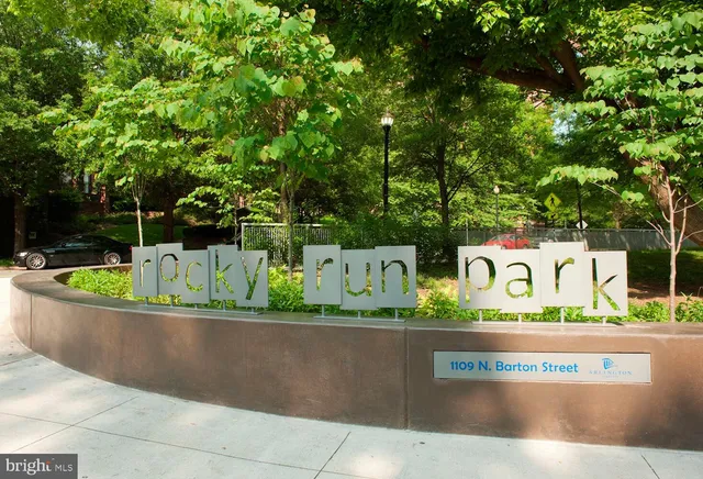 a view of a tennis court