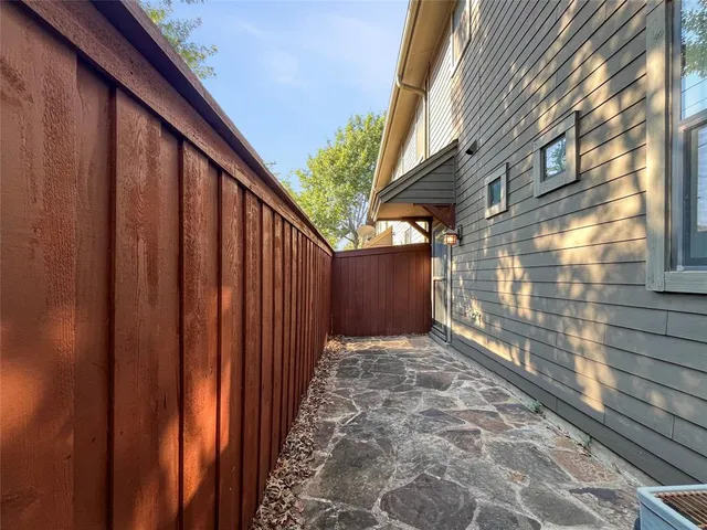 a view of backyard with pathway