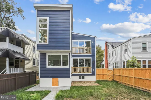 a view of house with front yard