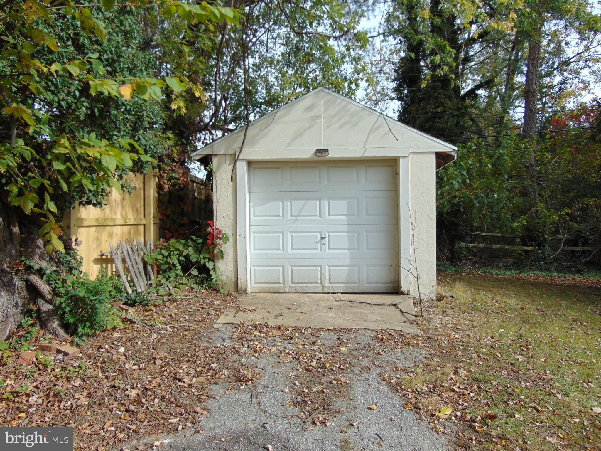 715 Dorchester Road Baltimore, MD 21229 - Photo 3 of 44
