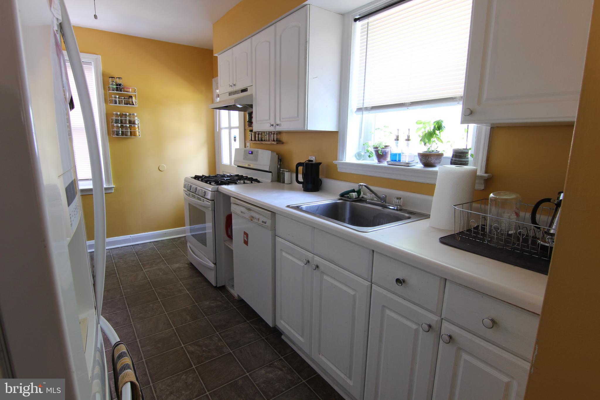 715 Dorchester Road Baltimore, MD 21229 - Photo 6 of 44