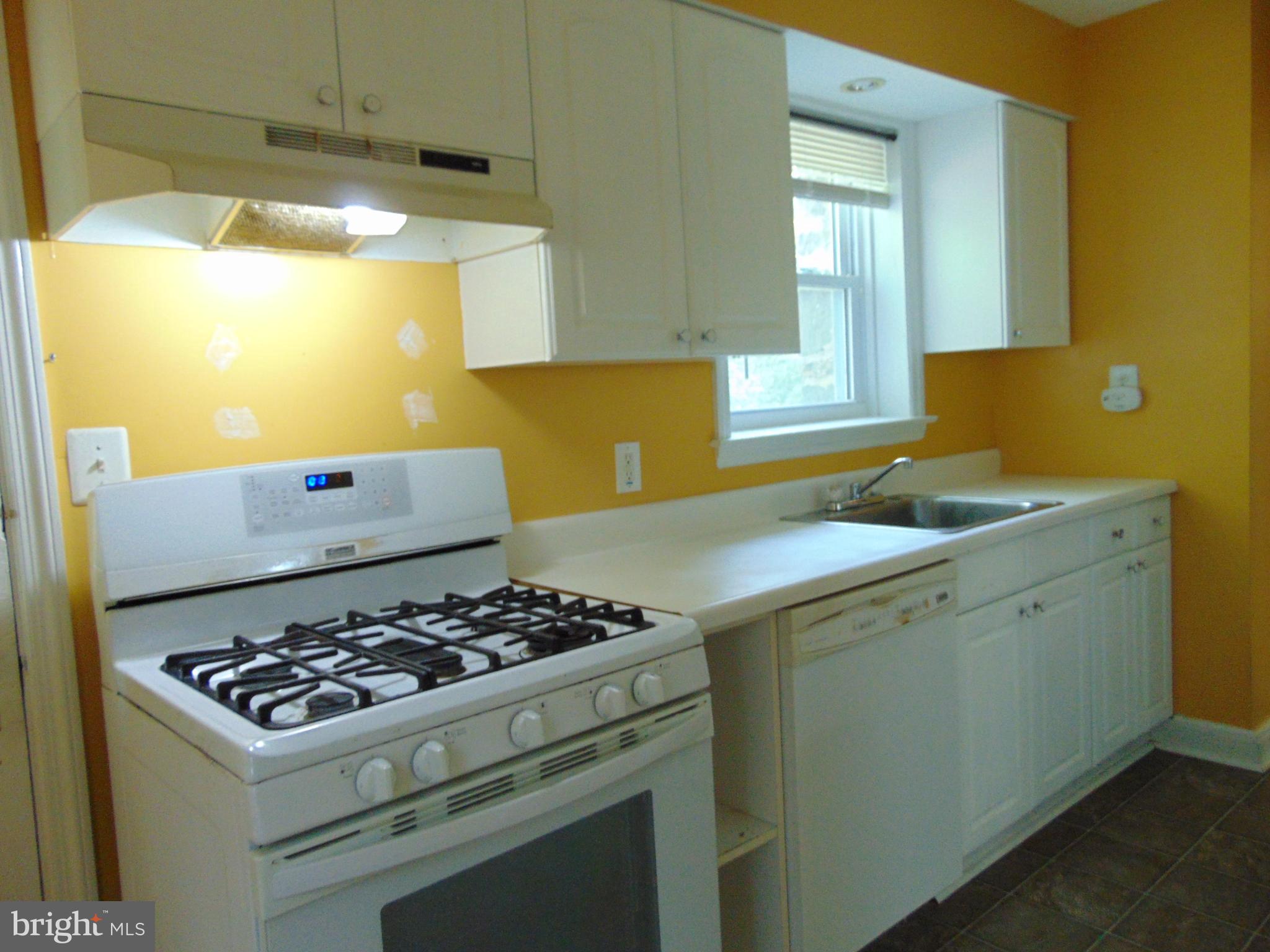 715 Dorchester Road Baltimore, MD 21229 - Photo 7 of 44