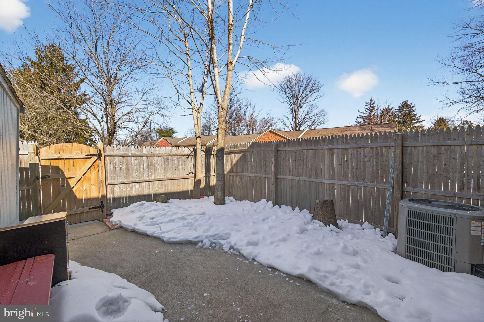 8526 Forrester Boulevard, Unit 890 Springfield, VA 22152 - Photo 24 of 24 a view of a backyard of the house