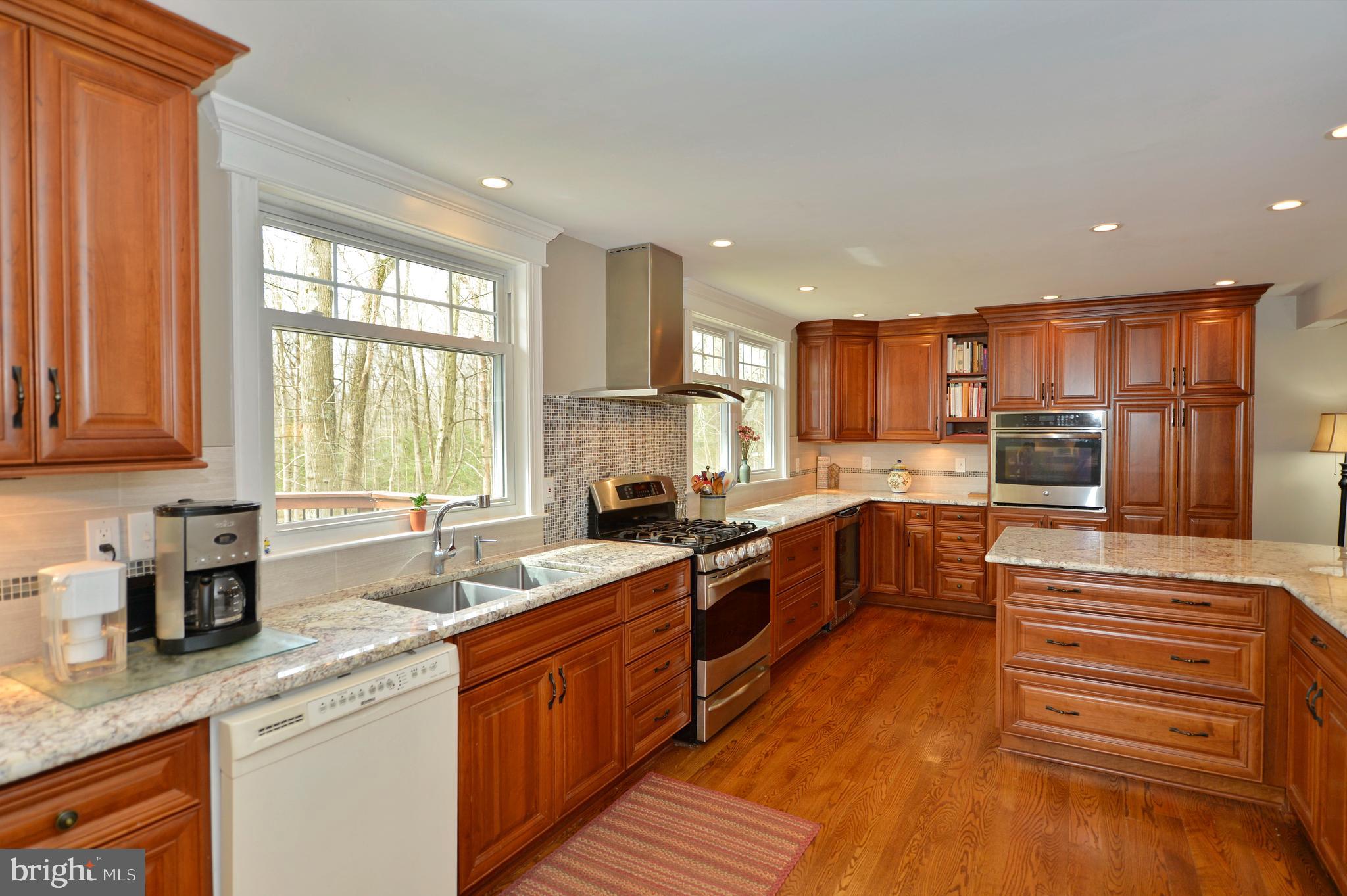 11403 Running Cedar Road Reston, VA 20191 - Photo 6 of 58 Stunning kitchen with 36" cabinets and granite