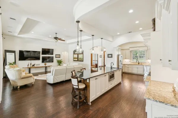 $1,300,000 | 1994 Farm To Market Road 3006, Pleasanton, TX 78064