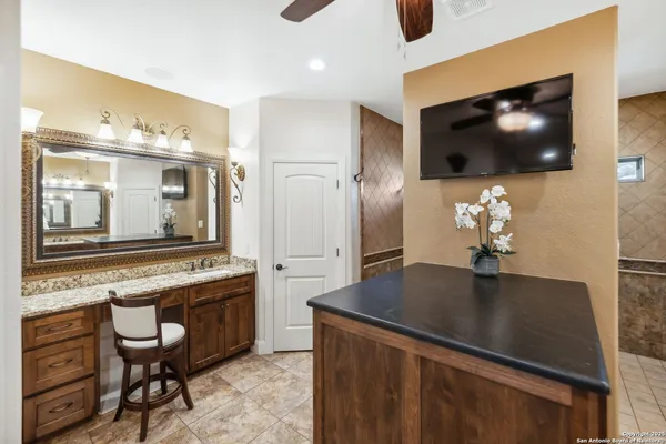 $1,300,000 | 1994 Farm To Market Road 3006, Pleasanton, TX 78064