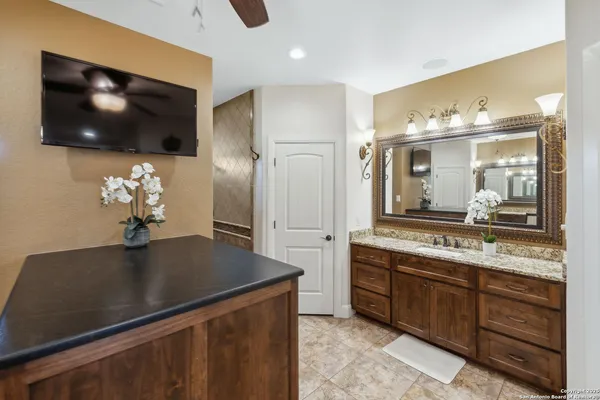 $1,300,000 | 1994 Farm To Market Road 3006, Pleasanton, TX 78064