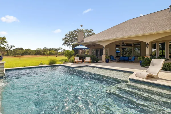 $1,300,000 | 1994 Farm To Market Road 3006, Pleasanton, TX 78064