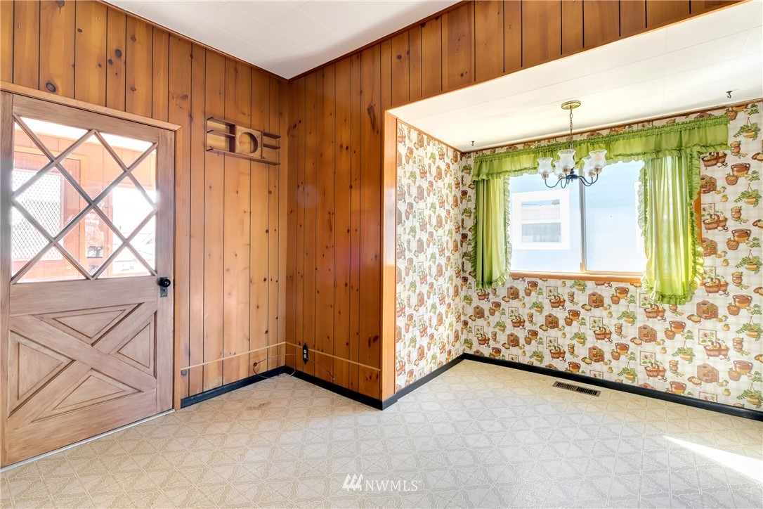 3605 Rockefeller Avenue Everett, WA 98201 - Photo 4 of 16