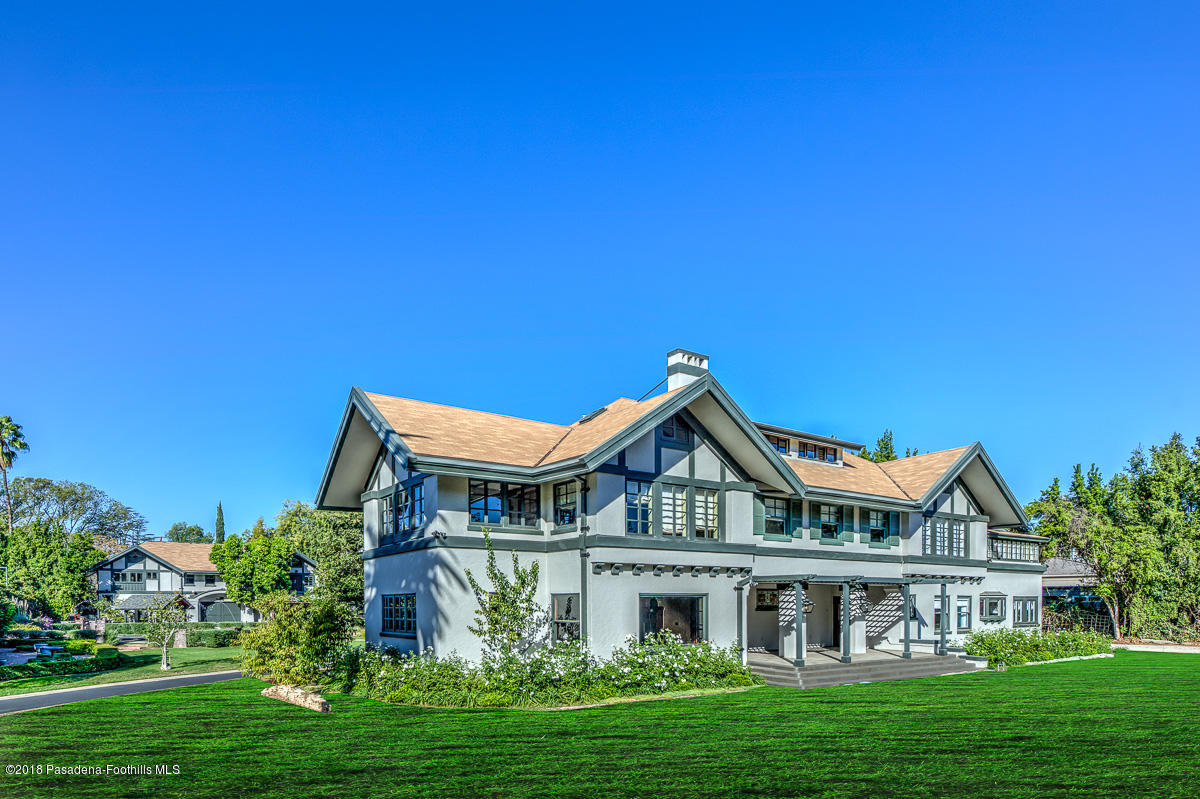 a view of house with garden and tall trees