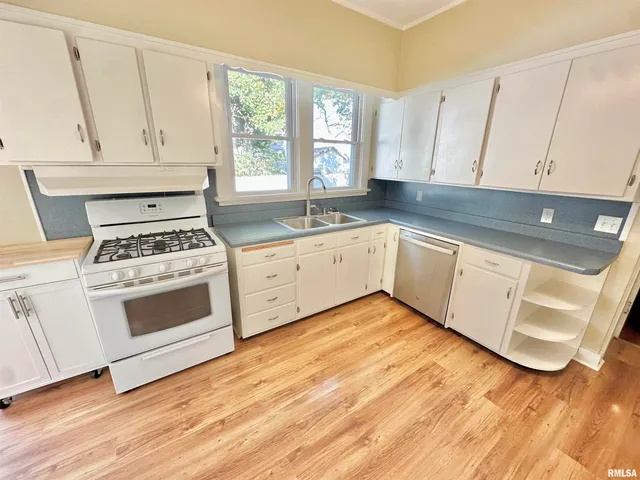 $144,900 | 441 Greenleaf Street, Galesburg, IL 61401