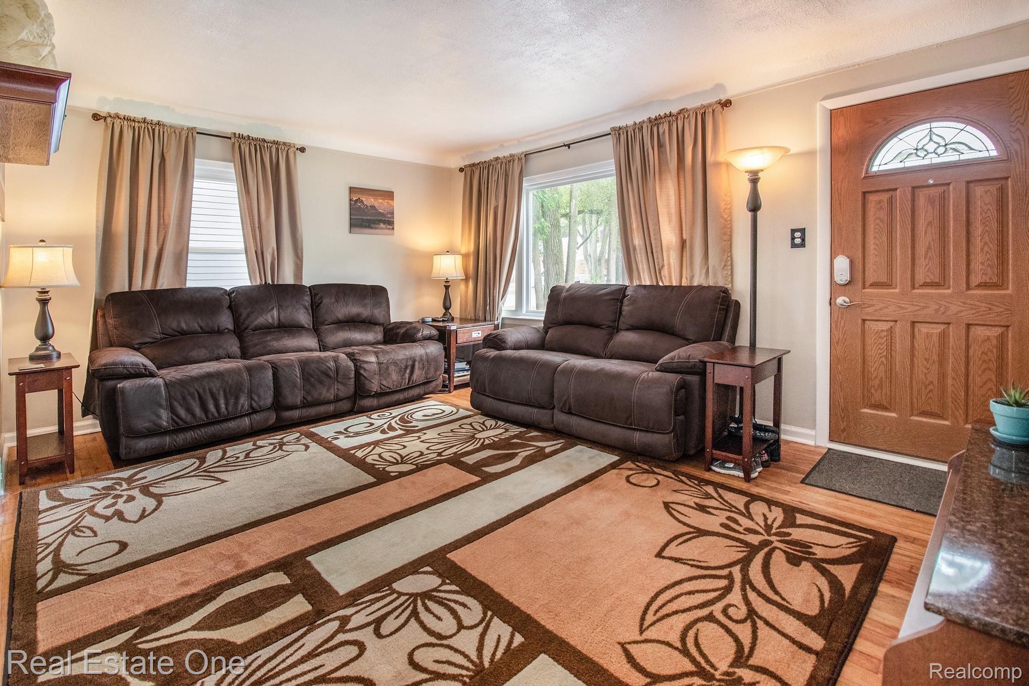 21164 Rensselaer Street Farmington, MI 48336 - Photo 2 of 15 Living Room2.jpg