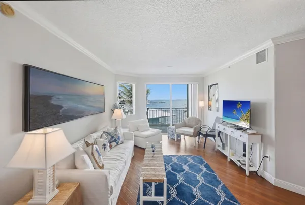 $379,000 | 975 Northwest Flagler Avenue, Unit 302, Stuart, FL 34994