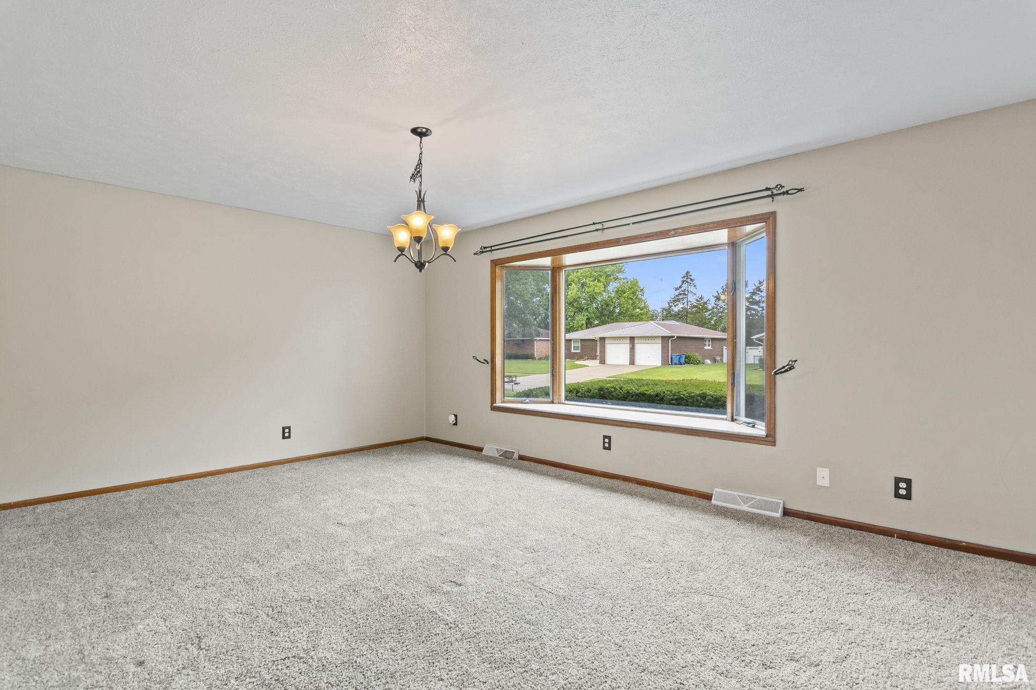 2420 Delaware Drive Springfield, IL 62702 - Photo 7 of 42