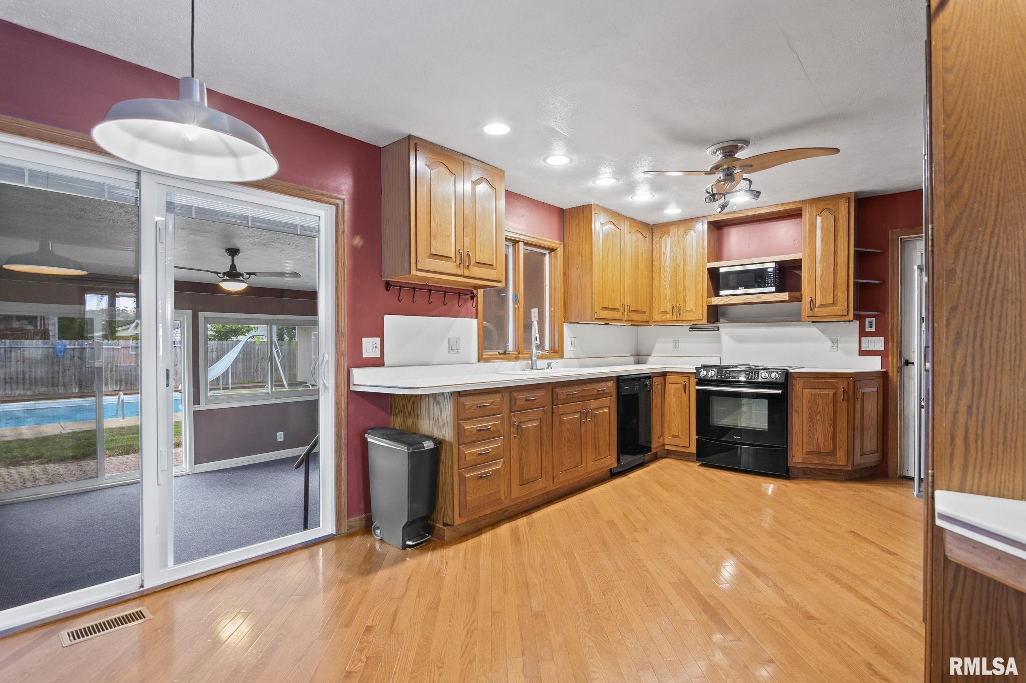 2420 Delaware Drive Springfield, IL 62702 - Photo 8 of 42