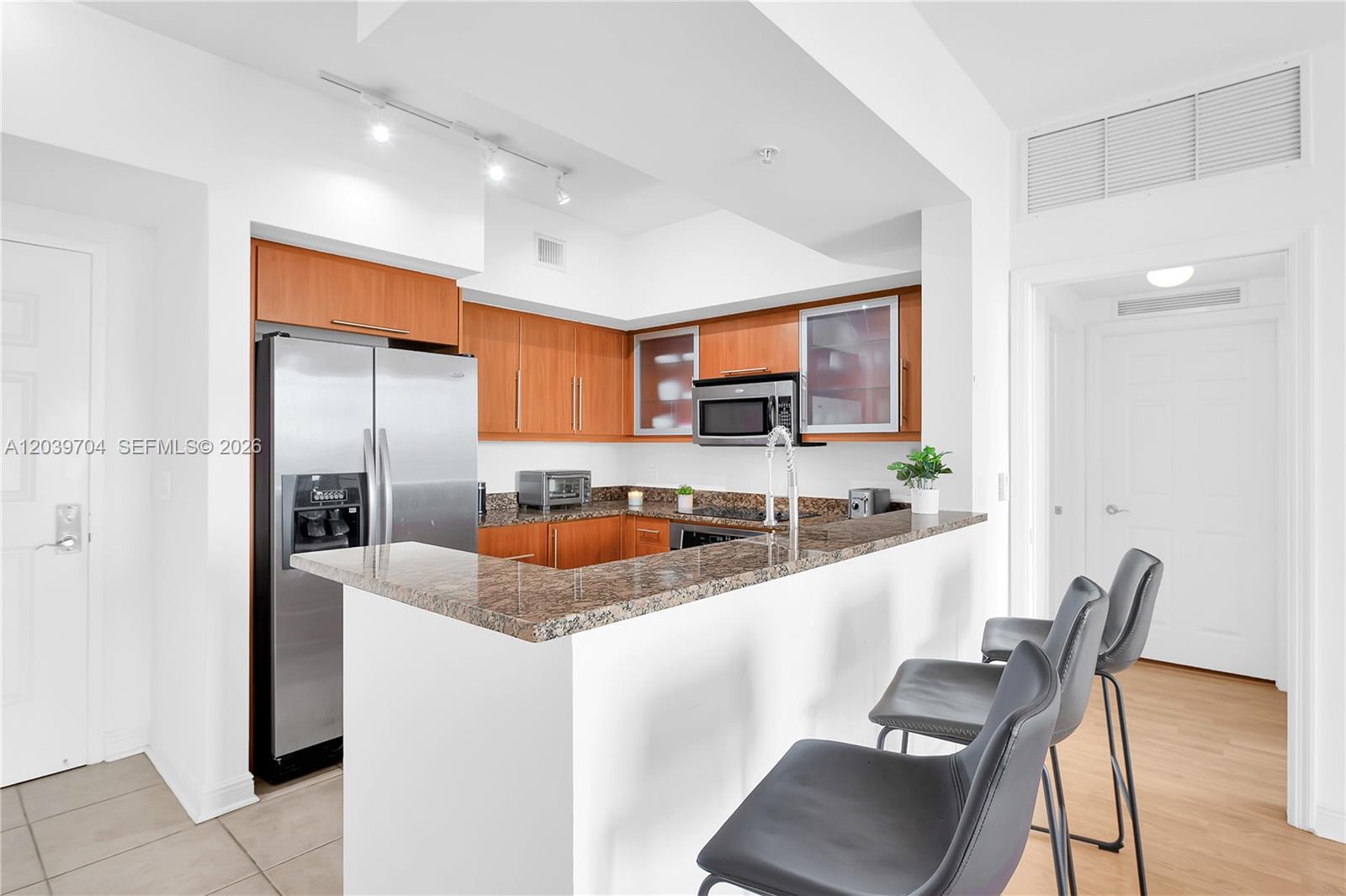 888 Douglas Road, Unit 910 Coral Gables, FL 33134 - Photo 6 of 32 snack bar