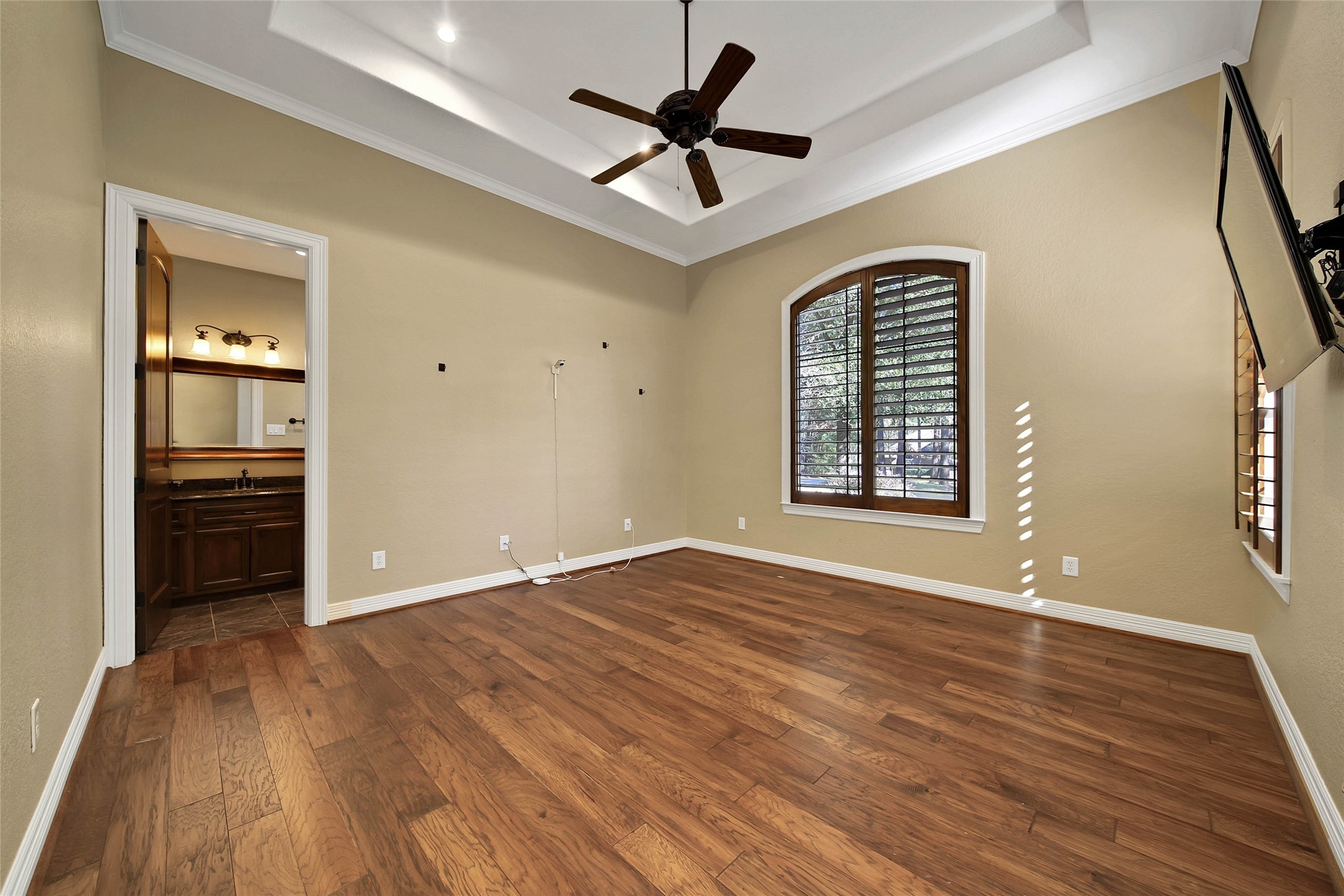 6803 Star Ledge Court Spring, TX 77389 - Photo 27 of 48 Third downstairs bedroom is also en-suite with its private full bath, Plantation shutters, and walk-in closet