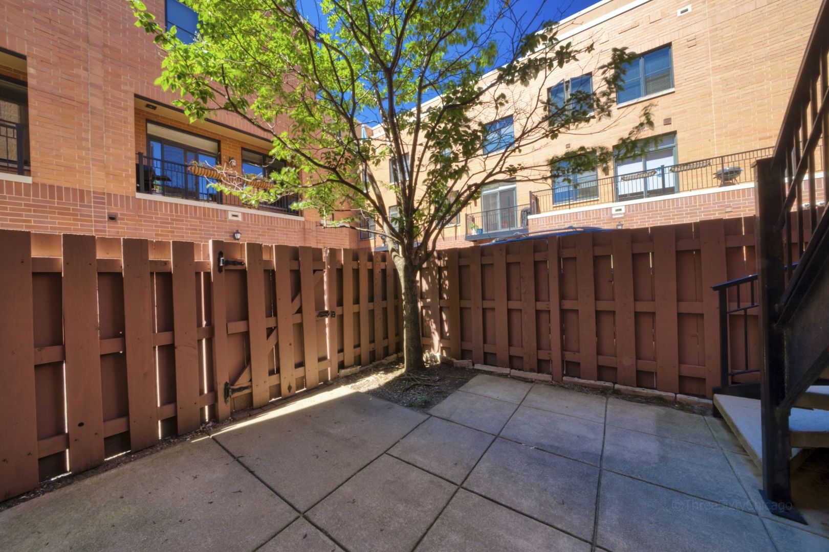 1137 West Monroe Street, Unit 17 Chicago, IL 60607 - Photo 36 of 41 a view of a house with a fence