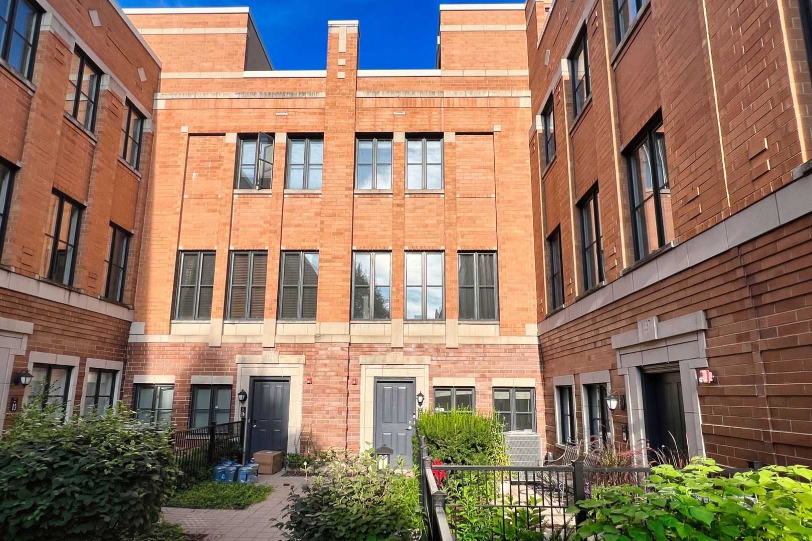 1137 West Monroe Street, Unit 17 Chicago, IL 60607 - Photo 40 of 41 front view of a building