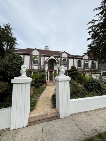 $275 | 80 Surrey Lane, Hempstead, NY 11550