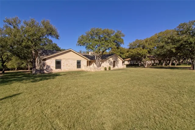 a view of back yard of the house